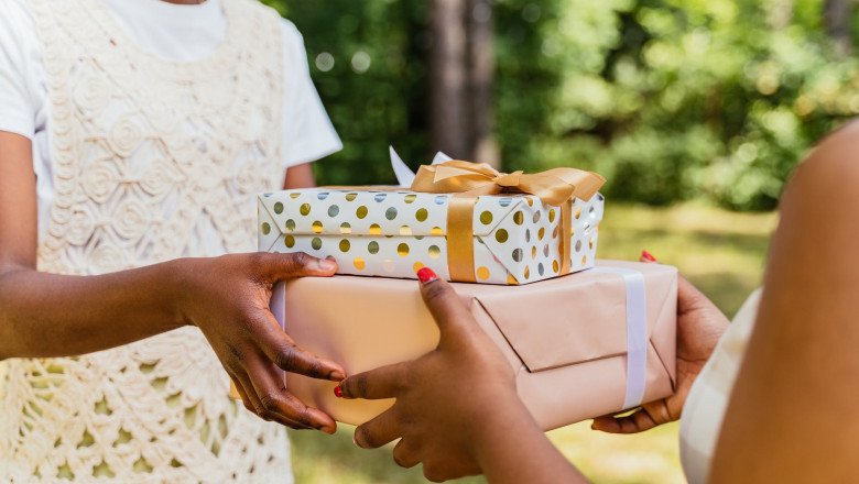 IS PERSONALIZED GIFTS BETTER THAN CASH OR GIFT CARDS?