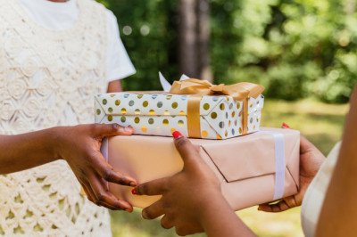 IS PERSONALIZED GIFTS BETTER THAN CASH OR GIFT CARDS?