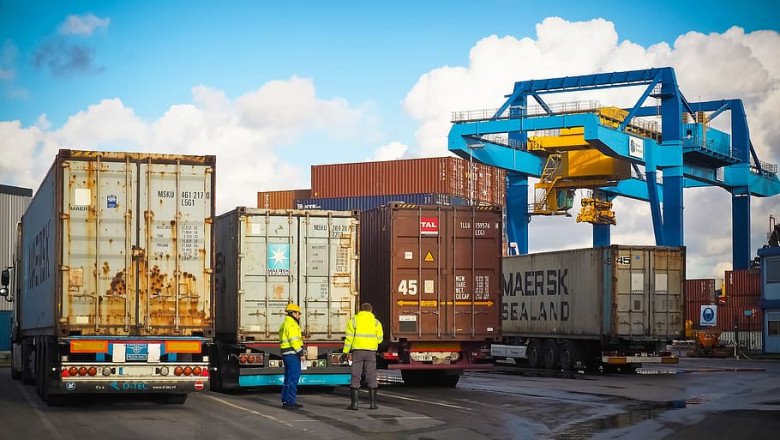 Peralatan Bongkar Muatan Peti Kemas