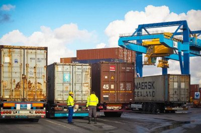 Peralatan Bongkar Muatan Peti Kemas