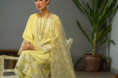 Latest Lawn Eid Arrivals 2022 | Lawn Dress Designs | Seran