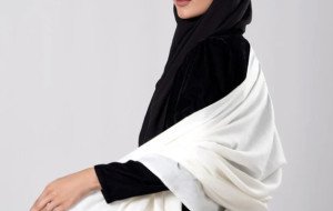 Does a White Shawl Make You Look Washed Out? 8 Styling Tricks to Add Contrast Without Losing Its Elegant Look